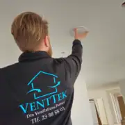 ventilationsrør tjekkes af ventilationstekniker