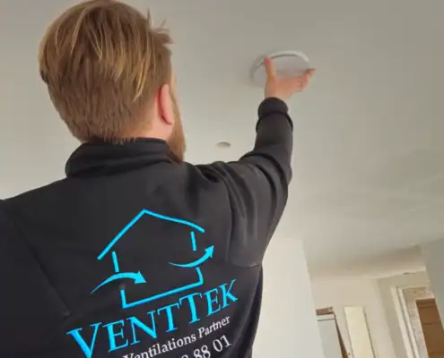 ventilationsrør tjekkes af ventilationstekniker